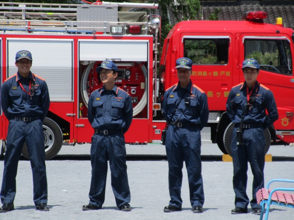 防火講習6月20日 消火訓練、煙中訓練、消防車の説明をしていただきました坂鶴消防のイケメンのお兄さんたちです。