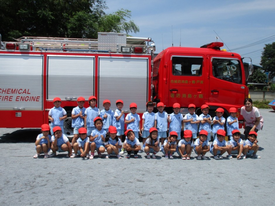防火講習6月20日 訓練の後は消防車の説明を聞きクラスごとに記念写真を撮りました。