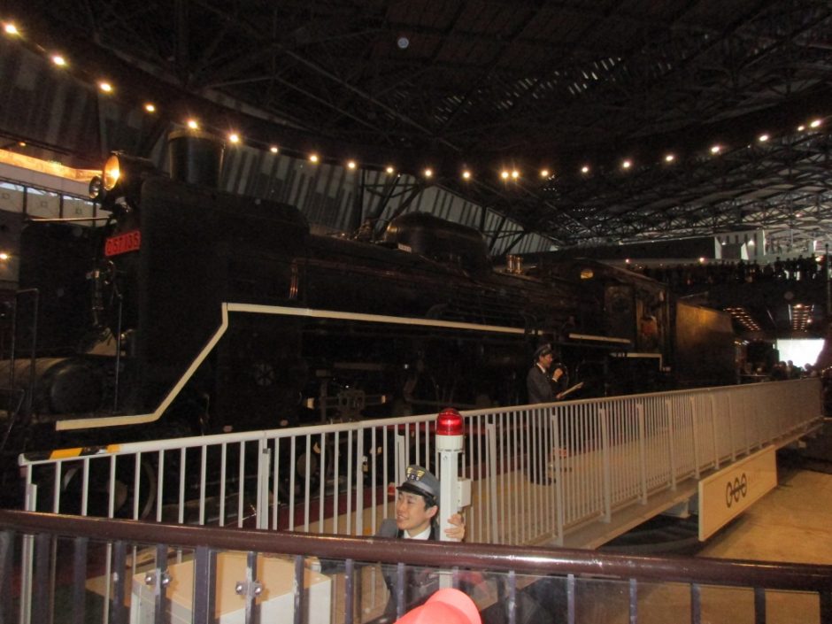 お別れ遠足　鉄道博物館へ行ってきました！ 転車台。大きな機関車が回転します！