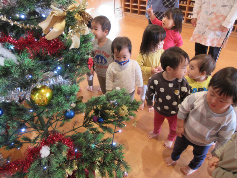 12月お誕生会 みんなで幼稚園の大きなツリーを見に行きました。キラキラきれいですね☆彡