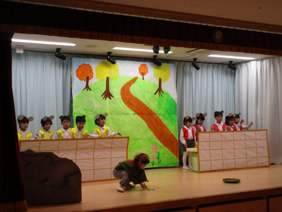 ひなまつりおゆうぎかい　幼稚園部　２月２６日 さくらぐみ　劇「おむすびころりん」