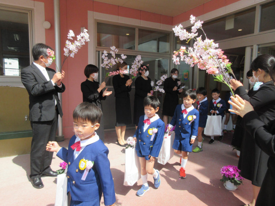 令和３年度　卒園式 花道で園児を見送ります(*^_^*)　卒園おめでとう～(^_^)v