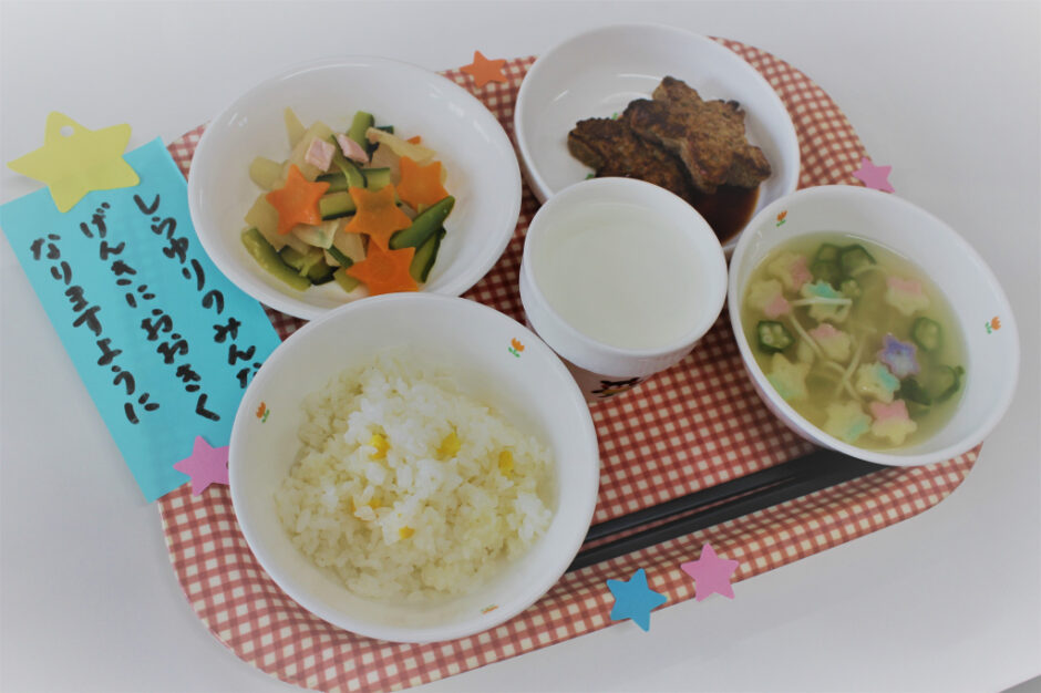 今日は七夕(^o^)お星さまいっぱいメニューです☆彡星形ハンバーグ★コーンごはん★七夕にゅうめん★短冊サラダ