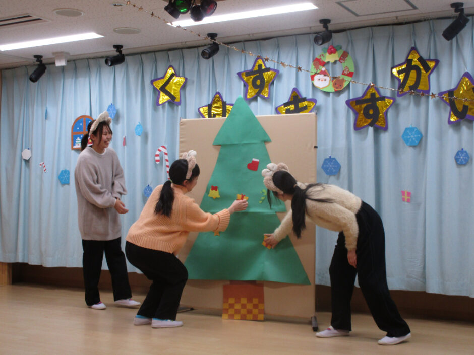 クリスマス会　保育園部 劇　「クリスマスツリーをかざろう」　素敵なツリーが完成しそうです✩