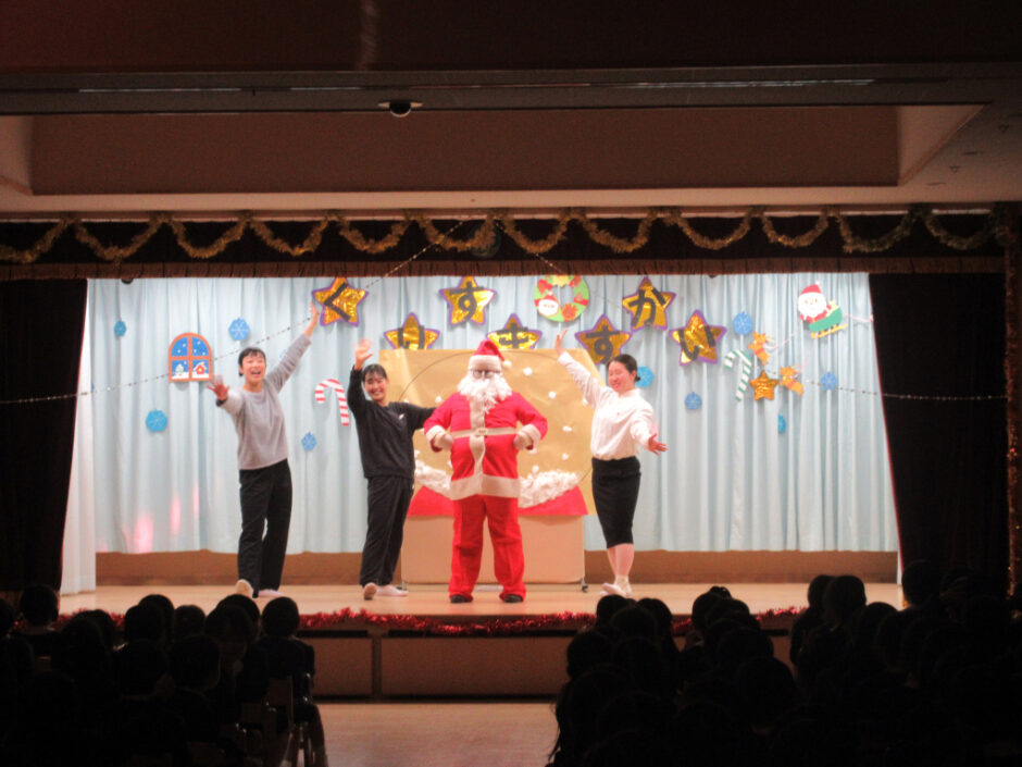 クリスマス会　幼稚園部 劇「クリスマスの夜に」　サンタさんが登場して大盛り上がり♪
