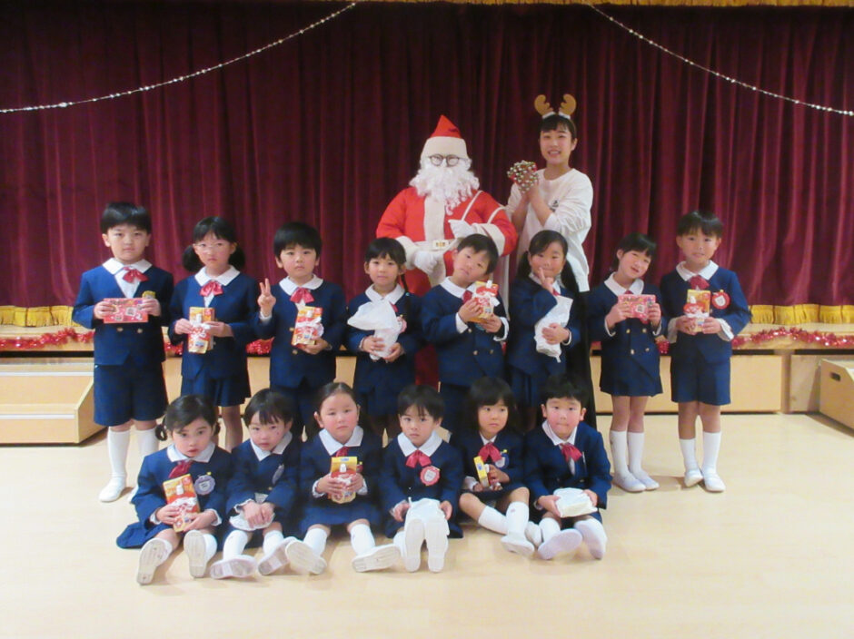 クリスマス会　幼稚園部 各クラス代表のお友だちがプレゼントをもらいました(^○^)