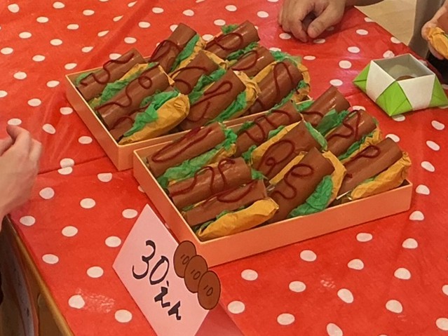 お店やさんで作ったホットドッグです♪本物そっくりでお腹がなっちゃいます(^○^)