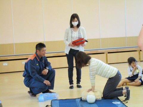 ２７年救急講習会 AEDの実地講習を受けるお母様たちです。