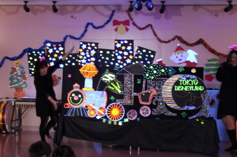 平成25年度　クリスマス会 ブラックシアター「エレクトリカル・パレード」とってもきれいでした！！