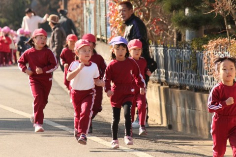 マラソン大会（２） 幼稚園まであと少し！！頑張れ～～！！